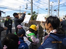 八目土、枠鼻の説明をしている写真