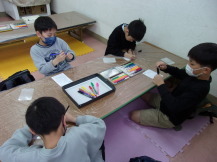友達と一緒にプラバンに絵を描いている子どもたちの様子の写真1