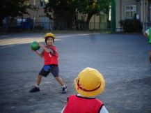 外でドッジボールをする男の子1