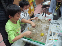 川の模型に実際に水を流している子どもたちの写真3