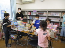図書室を掃除している子どもたちの写真1