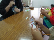 「迷路アタック」で遊んでいる子どもたちの手元の写真2