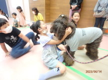 犬を抱っこしている子どもの写真2