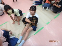 犬を抱っこしている子どもの写真4