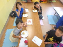ジャガイモを食べている子どもたちの写真1