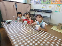 かき氷を並んで食べている子どもたちの写真1