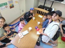 かき氷とフランクフルトを食べている子どもたちの写真3