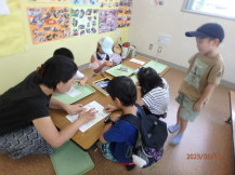 参加者の子どもたちがプラバンに絵を描いている様子の写真1