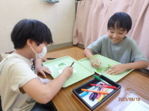 プラバンに絵を描いている子どもたちの写真2