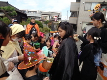 お菓子を配る子ども実行委員たちの写真