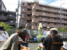 「家内橋」で説明している様子の写真