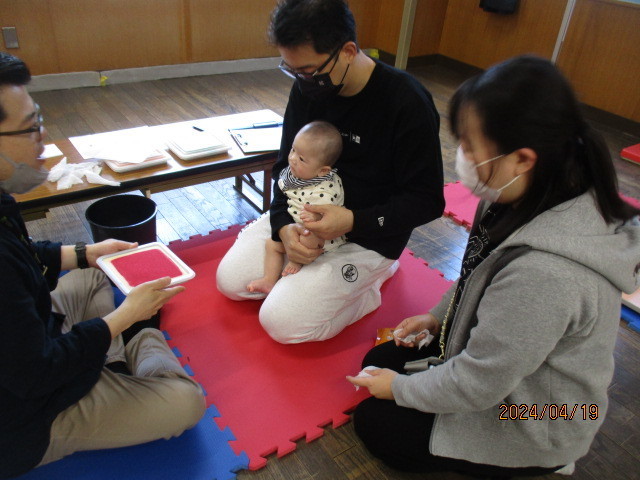 手形をとる様子