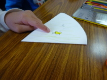 子どもがメッセージカードを作っているところ