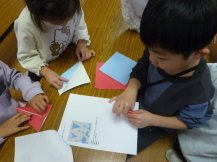 子どもたちが折り紙をしている