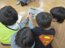 川崎景観ボードゲームの説明書を読んでいる子ども