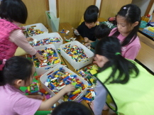レゴで遊ぶ子どもたち