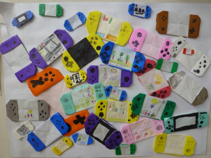子どもたちが折り紙で作ったゲーム機