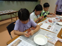 縄文土器を作る子どもたちの写真