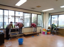 遊戯室を掃除するボランティアの写真