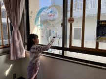 児童室の窓をきれいにする子どもの写真