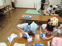 子どもたちが塩を計っている写真