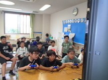 テレビ越しに撮ったゲームをしている子どもたちの写真