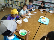 子どもたちがかき氷を食べている写真