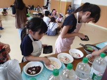 子どもたちがひとりずつトッピングの材料を取っている時の写真