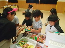 子どもがお菓子を選んでいる写真