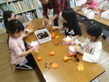 材料をテーブルに広げている写真