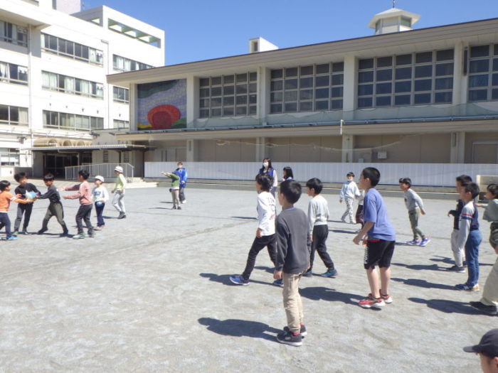 校庭でドッジボールをして遊んでいる写真