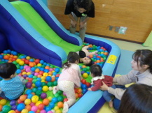 幼児親子が遊ぶ様子