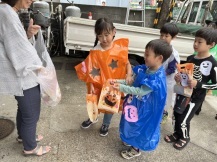 お菓子を受け取っている様子