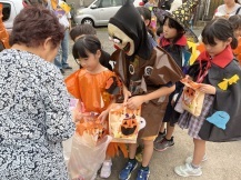 お菓子をもらっている様子