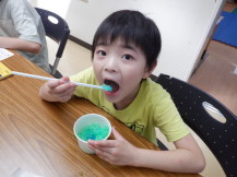 かき氷を食べる子どもの写真