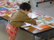 絵本を触る子どもの写真