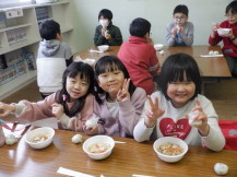 昼食を食べる子どもの写真