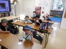 かき氷を食べる子どもの写真