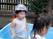 水遊びをする子供の写真
