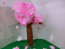 おりがみで桜の木を作った写真