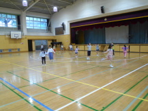 体育館で縄跳びを楽しむ小学生たち