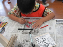 プラバンイラストを描く男の子の写真