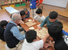 将棋を教わる子どもたちの写真2