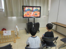 ゲームの体験をおこなっている様子の写真