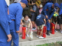 消火器体験をしている写真