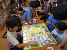 カードゲームをする子どもたちの写真