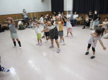 ダンスを踊る子どもたちの写真