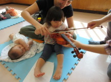 ヴァイオリンを弾く子どもの写真