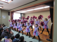 チアダンスをする子どもたちの写真