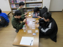カードゲームをする子どもたちの写真